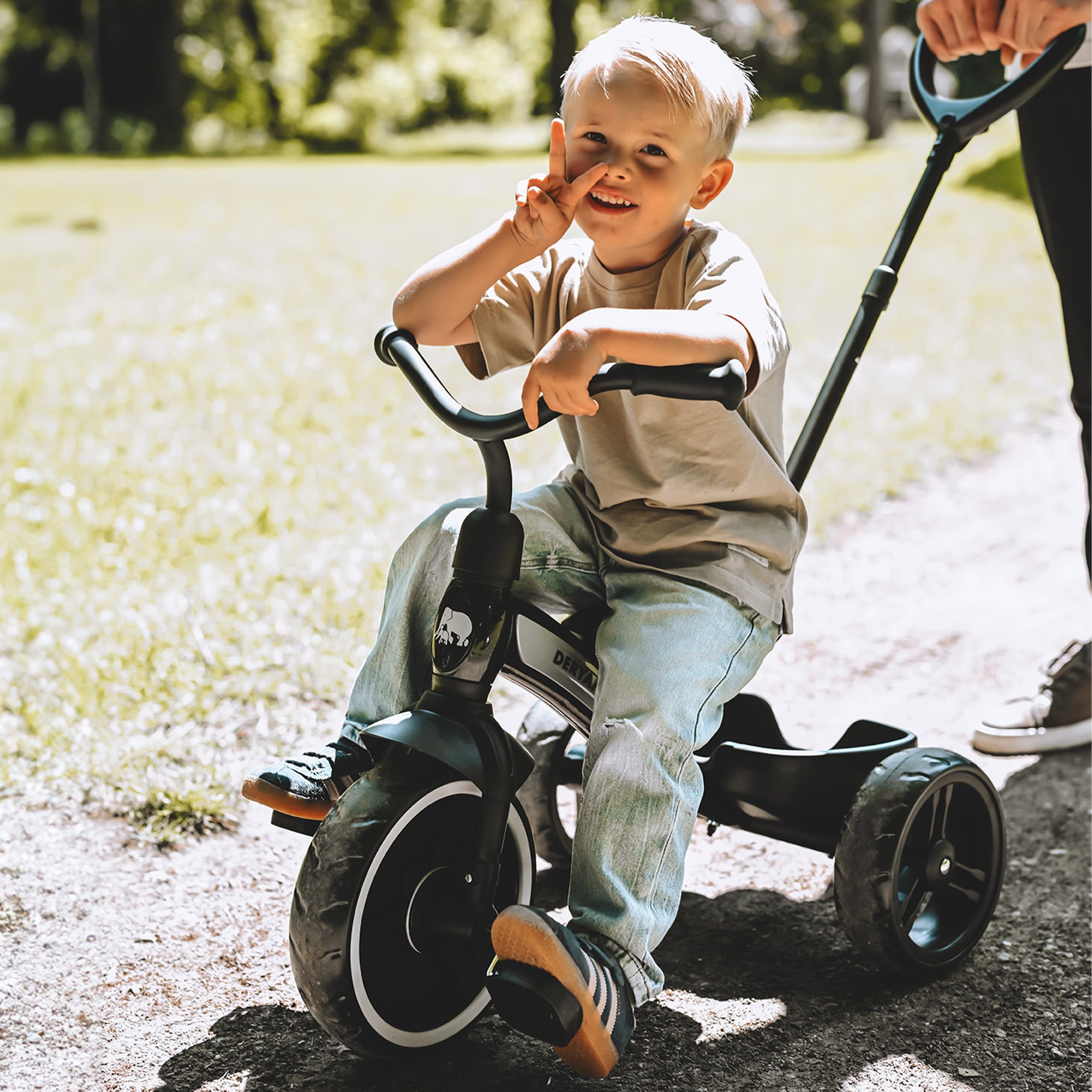 Tricycle avec barre de poussée